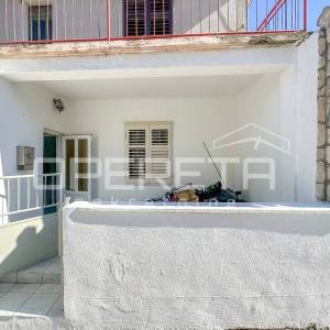 Stan za renovaciju na odličnoj lokaciji u Murteru