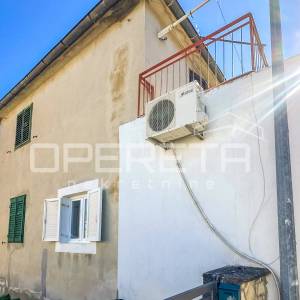 Stan za renovaciju na odličnoj lokaciji u Murteru