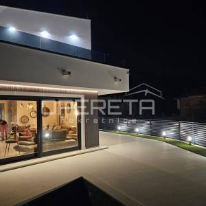 Stobreč ekskluzivna nova vila s bazenom i pogledom na more, nadomak Splita