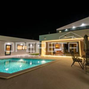 Stobreč ekskluzivna nova vila s bazenom i pogledom na more, nadomak Splita