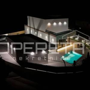 Stobreč ekskluzivna nova vila s bazenom i pogledom na more, nadomak Splita