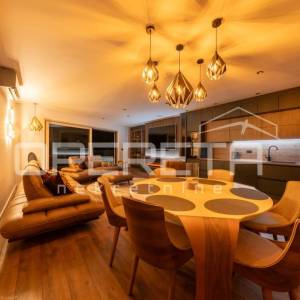 Stobreč ekskluzivna nova vila s bazenom i pogledom na more, nadomak Splita