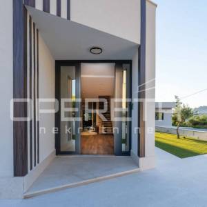 Stobreč nova luksuzna vila s bazenom i pogledom na more, blizina Splita