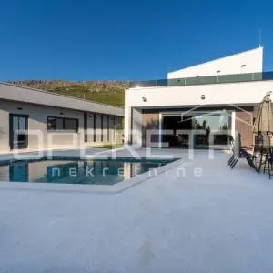 Stobreč nova luksuzna vila s bazenom i pogledom na more, blizina Splita