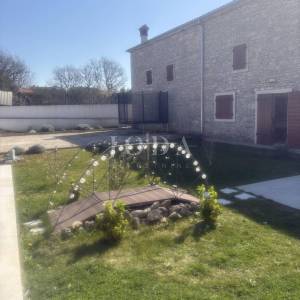 Svetvinčenat, okolica, novouređena kamena kuća sa bazenom