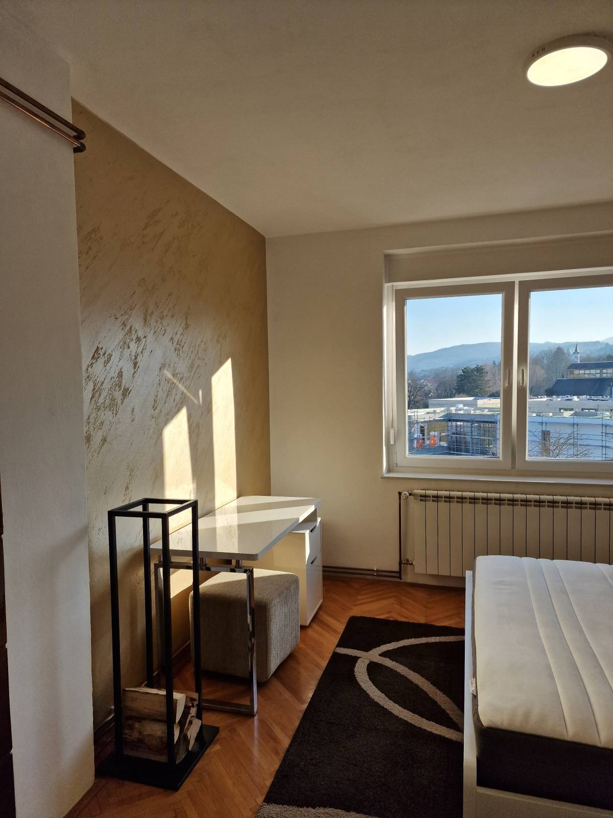 Svijetao, renoviran stan u centru Samobora s pogledom i privatnim park