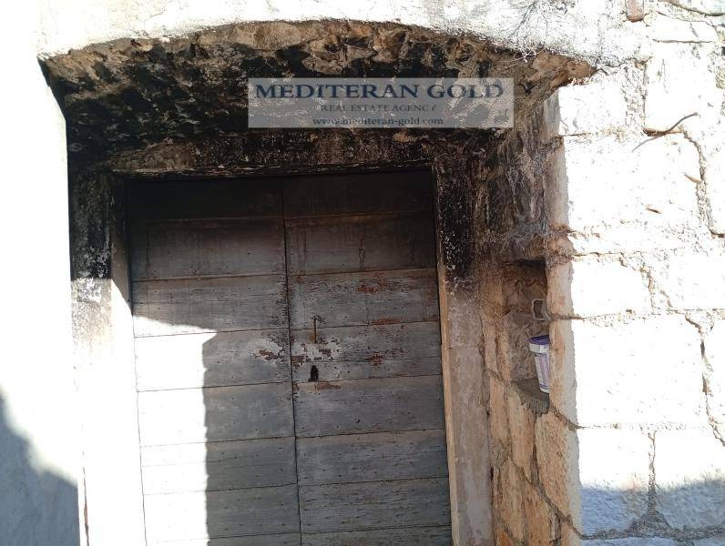 Trogir, Čiovo, Okrug Donji, na prodaju dvije autentične kamene kuće