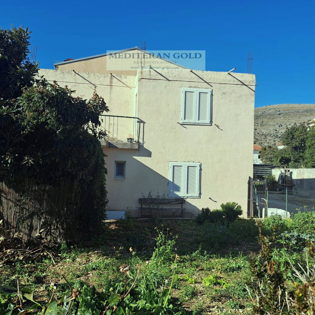 Trogir, Seget Donji, prodaje se kuća na dvije etaže