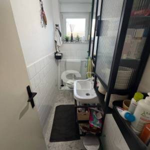 Trosoban stan u Puli, u vrlo traženoj starijoj novogradnji, odličnog rasporeda prostorija