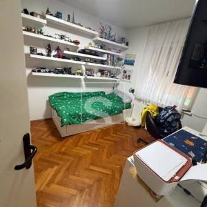 Trosoban stan u Puli, u vrlo traženoj starijoj novogradnji, odličnog rasporeda prostorija