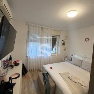 Trosoban stan u Puli, u vrlo traženoj starijoj novogradnji, odličnog rasporeda prostorija