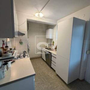 Trosoban stan u Puli, u vrlo traženoj starijoj novogradnji, odličnog rasporeda prostorija