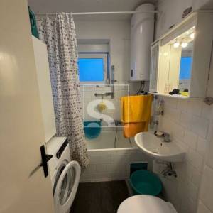 Trosoban stan u Puli, u vrlo traženoj starijoj novogradnji, odličnog rasporeda prostorija