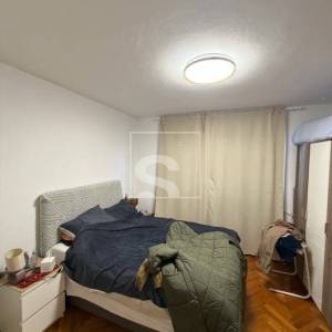 Trosoban stan u Puli, u vrlo traženoj starijoj novogradnji, odličnog rasporeda prostorija