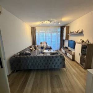 Trosoban stan u Puli, u vrlo traženoj starijoj novogradnji, odličnog rasporeda prostorija