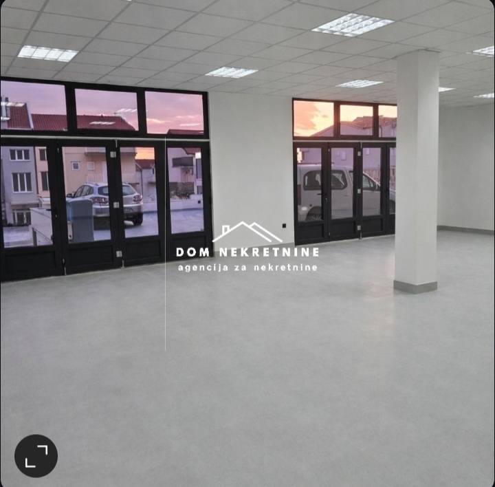 U MAKARSKOJ SE IZNAJMLJUJE POSLOVNI PROSTOR