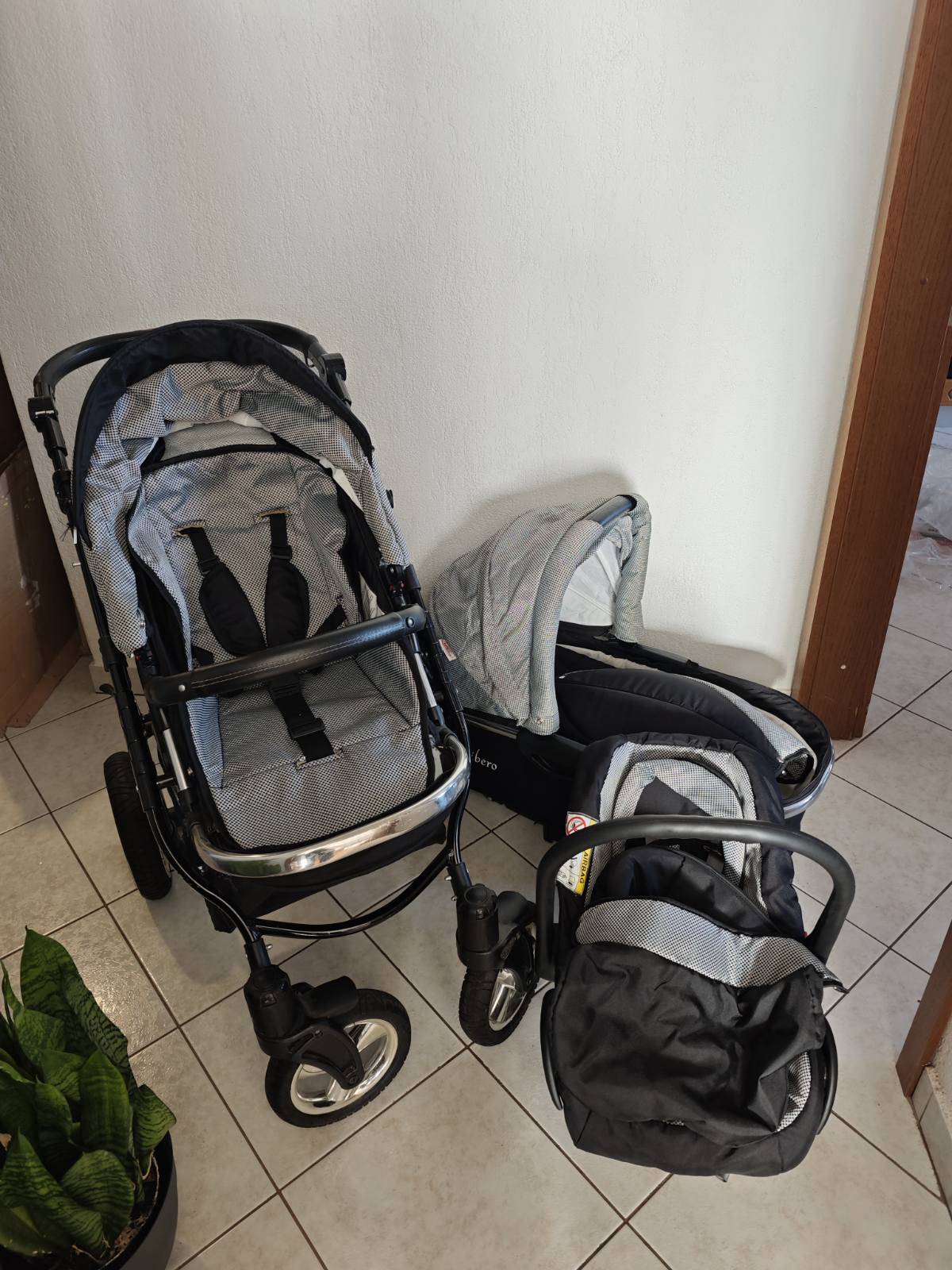 U prodaji su: Dječja kolica Kunert 3 u 1 i Kišobran kolica, kao nova ,