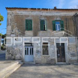 Ulični poslovni prostori uz glavnu cestu, Kaštel Gomilica