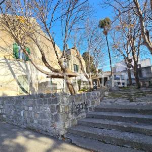 Ulični poslovni prostori uz glavnu cestu, Kaštel Gomilica