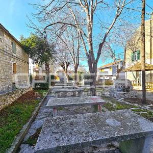 Ulični poslovni prostori uz glavnu cestu, Kaštel Gomilica