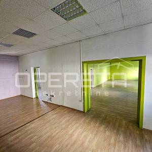 Ulični poslovni prostori uz glavnu cestu, Kaštel Gomilica