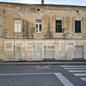 Ulični poslovni prostori uz glavnu cestu, Kaštel Gomilica