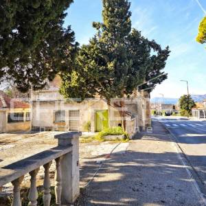 Ulični poslovni prostori uz glavnu cestu, Kaštel Gomilica