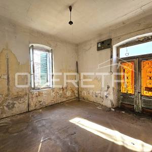 Ulični poslovni prostori uz glavnu cestu, Kaštel Gomilica