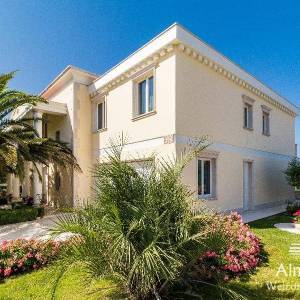 Umag Crveni Vrh. Alberi. Jedinstvena luksuzna nekretnina na samo obali mora. Pogled na Piran.