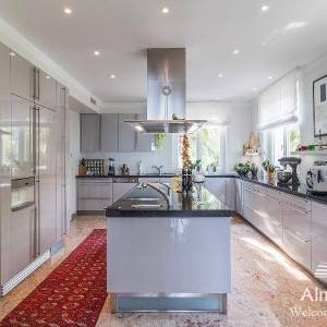 Umag Crveni Vrh. Alberi. Jedinstvena luksuzna nekretnina na samo obali mora. Pogled na Piran.