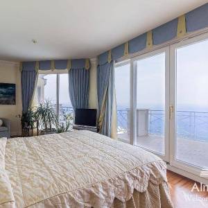 Umag Crveni Vrh. Alberi. Jedinstvena luksuzna nekretnina na samo obali mora. Pogled na Piran.