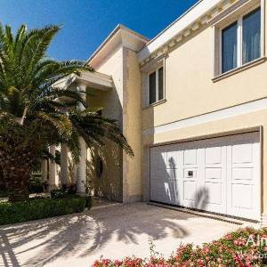 Umag Crveni Vrh. Alberi. Jedinstvena luksuzna nekretnina na samo obali mora. Pogled na Piran.