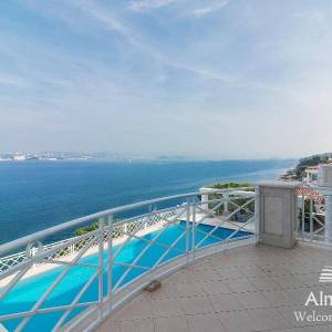 Umag Crveni Vrh. Alberi. Jedinstvena luksuzna nekretnina na samo obali mora. Pogled na Piran.