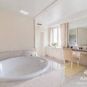 Umag Crveni Vrh. Alberi. Jedinstvena luksuzna nekretnina na samo obali mora. Pogled na Piran.