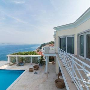 Umag Crveni Vrh. Alberi. Jedinstvena luksuzna nekretnina na samo obali mora. Pogled na Piran.