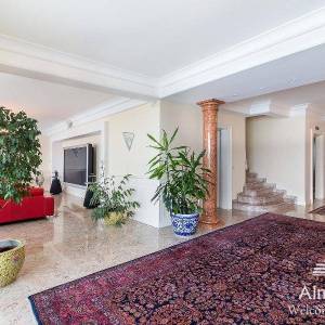 Umag Crveni Vrh. Alberi. Jedinstvena luksuzna nekretnina na samo obali mora. Pogled na Piran.