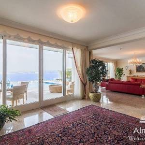 Umag Crveni Vrh. Alberi. Jedinstvena luksuzna nekretnina na samo obali mora. Pogled na Piran.