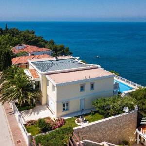 Umag Crveni Vrh. Alberi. Jedinstvena luksuzna nekretnina na samo obali mora. Pogled na Piran.