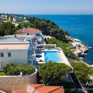 Umag Crveni Vrh. Alberi. Jedinstvena luksuzna nekretnina na samo obali mora. Pogled na Piran.