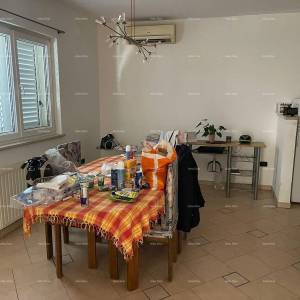 Umag! Kuća s velikom okućnicom i terasom.