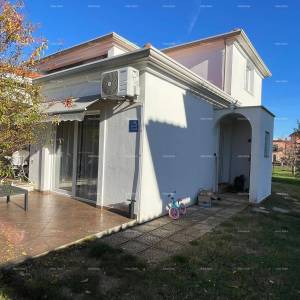 Umag! Kuća s velikom okućnicom i terasom.