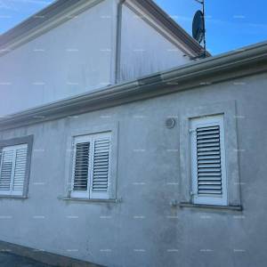 Umag! Kuća s velikom okućnicom i terasom.