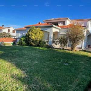 Umag! Kuća s velikom okućnicom i terasom.