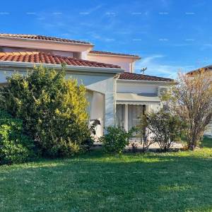 Umag! Kuća s velikom okućnicom i terasom.