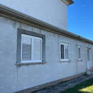 Umag! Kuća s velikom okućnicom i terasom.