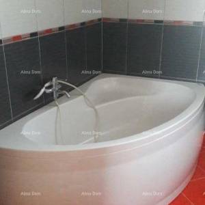 Umag! Kuća s velikom okućnicom i terasom.