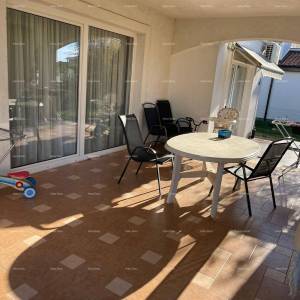 Umag! Kuća s velikom okućnicom i terasom.