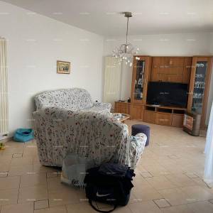 Umag! Kuća s velikom okućnicom i terasom.