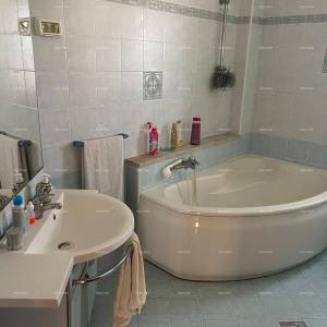 Umag! Kuća s velikom okućnicom i terasom.