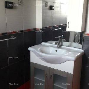 Umag! Kuća s velikom okućnicom i terasom.